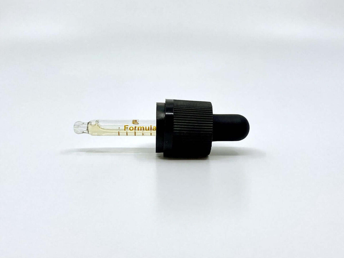 Pipet met CBD-olie Naturel op een witte achtergrond