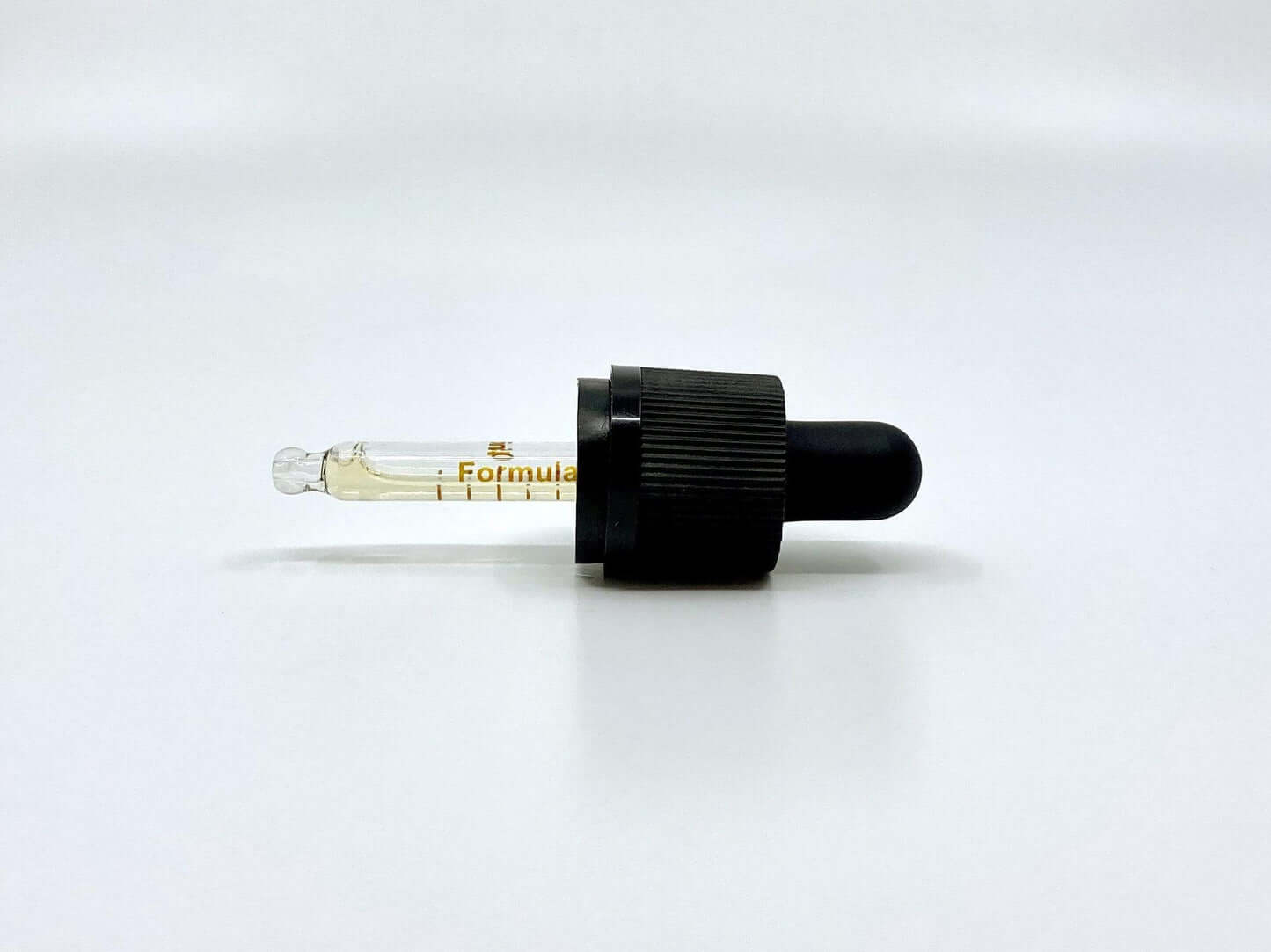 natuurlijke olie pipet witte achtergrond