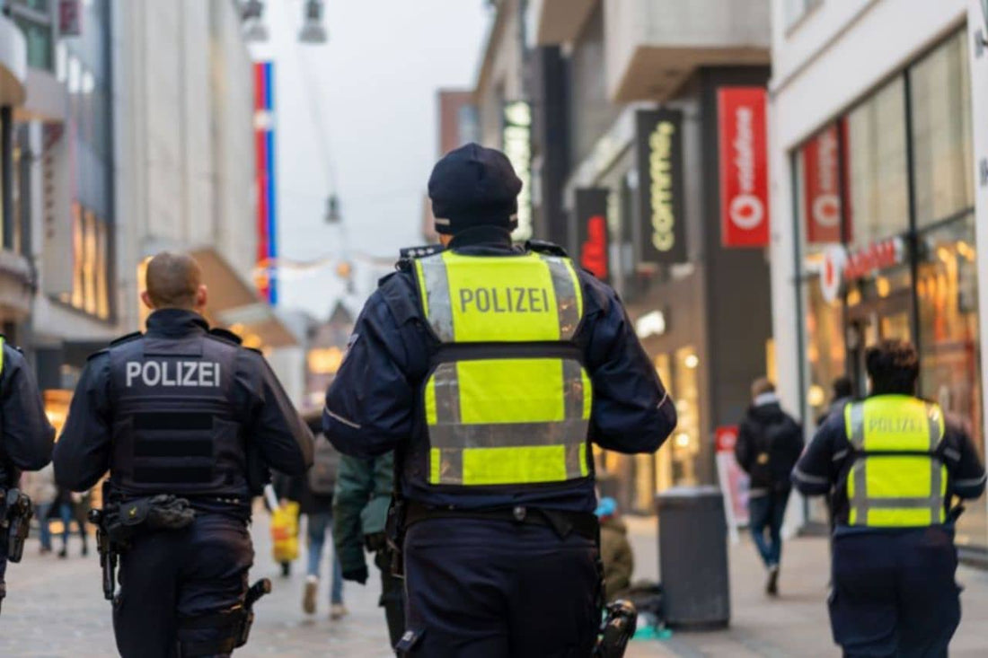 Politieagenten die door een drukke straat lopen