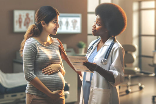 Een arts praat met een zwangere vrouw