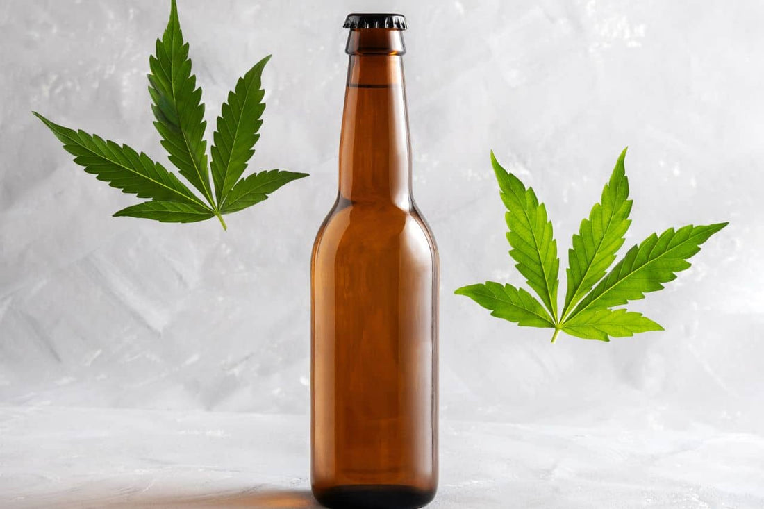 cannabisbladeren en een fles bier