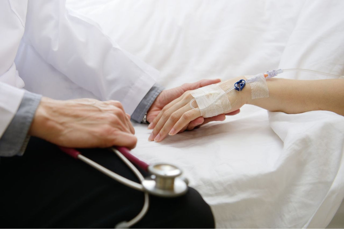 Arts controleert handen van patiënt