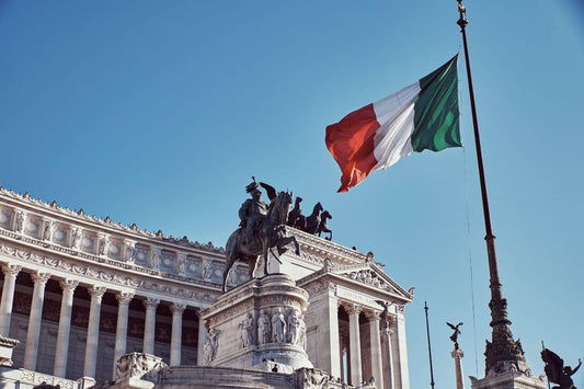 Monument voor het vaderland met Italiaanse vlag