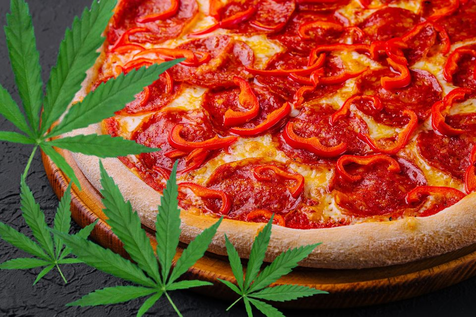 pizza en cannabisbladeren