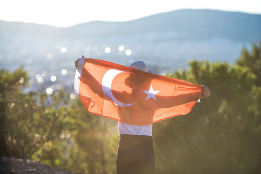 Man die de Turkse vlag vasthoudt