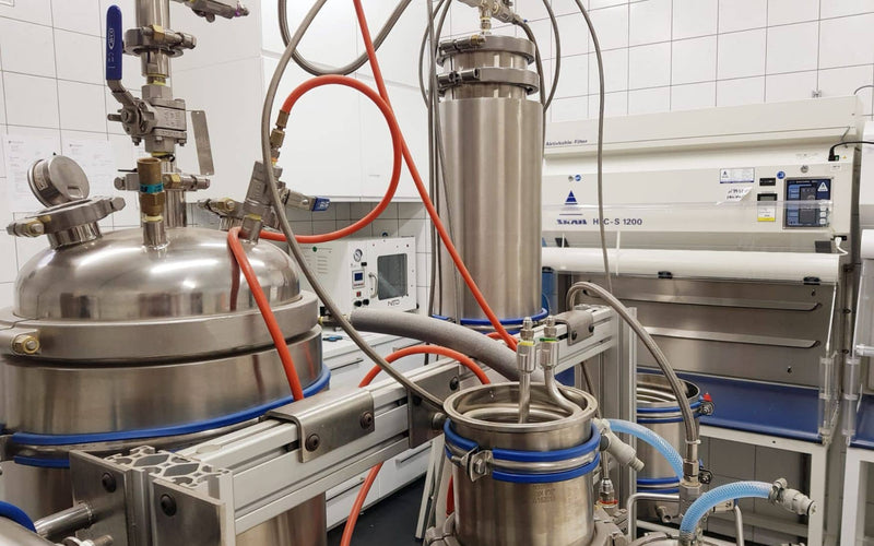 Roestvrijstalen procesapparatuur met filtratie-units in een laboratorium van Formula Swiss