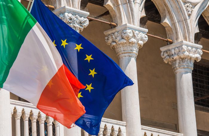 Zwaaien met Italiaanse en EU-vlag