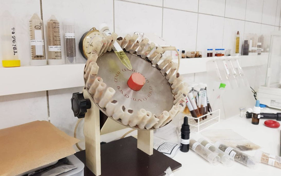 Analyseapparatuur in het Formula Swiss laboratorium